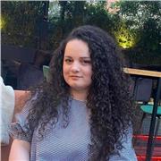 Laureata come insegnante in nella lingua inglese